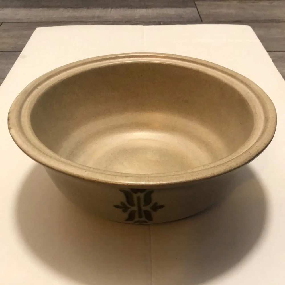 Haeger vintage pottery mixing bowl #8231 made in the USA with 2 green designs